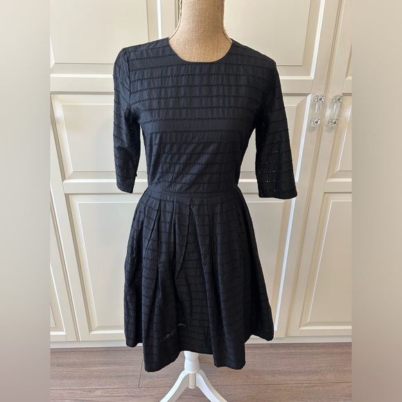 Gap Fit & Flare Black Eyelet Dress Size 4 - Picture 2 of 6